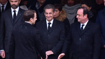 Franska presidenten Macron hälsar på ex-presidenterna Sarkozy och Hollande