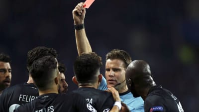 Alex Telles fick rött kort mot Juventus.