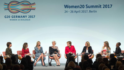 Kvinnliga företagare sammanstrålar i Berlin.