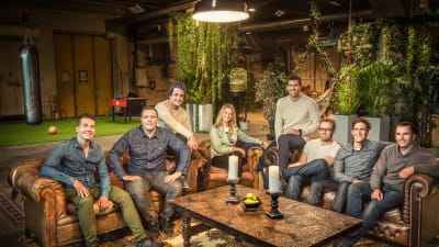 Maren sitter i en soffgrupp omringad av alla män som deltar i programserien.