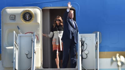 Presidentparet Trump stiger ut ur Air Force One i Tokyo. 
