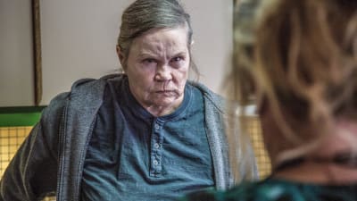 Arg kvinnlig äldre fånge i isländska tv-serien Fångar.