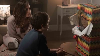Andy och hans mamma öppnar paketet med dockan Chucky i.