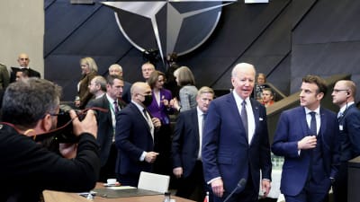 Bild från Nato-möte, Joe Biden och Emmanuel Macron i förgrunden.