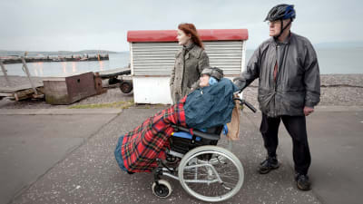 Scen ur dokumentären Närmare varann, mamma Ann sitter insvept i en rullstol.
