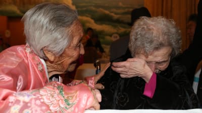 En 87-årig sydkoreansk kvinna (t.h.) träffar sin 84-åriga syster under en återförening i Nordkorea i februari 2014.
