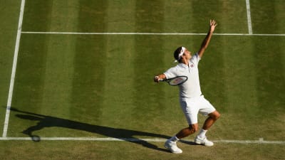 Roger Federer servar.