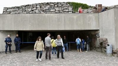 Turister vid Tempelplatsens kyrka i Helsingfors den 18 juni 2017.