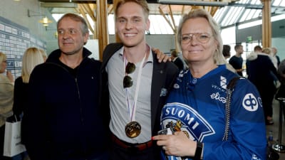 Kevin Lankinen med sin pappa Tomi Lankinen och sin mamma Christa Grönlund.