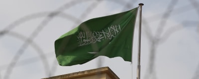 Saudiarabiens flagga ovan landets konsulat i Istanbul. 