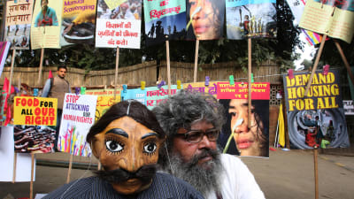 En indisk artist vid en demonstration mot ojämlikhet i New Delhi i januari 2016.