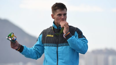 Sergei Tarnovschi kysser sin OS-bronsmedalj i kanot.