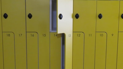 Förvaringsskåp för skolelever i det nya skolcentret i Sjundeå. Gula skå, granna, med siffror på varje dörr.