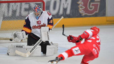 Petr Cech räddar en straff som hockeymålvakt
