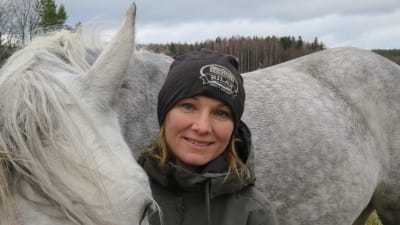 Jessica Aminoff med en vit häst, Sally heter den (Celantina Sally).