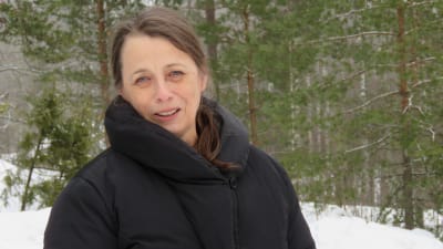 Eva Nordenswahn-Lindén. En kvinna i mörk jacka står ute i vitt vinterlandskap.