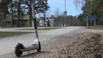 En ensam elsparkcykel vid gångvägen nära en gatukorsning i Ekenäs.