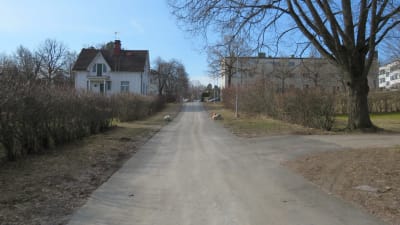 Volmarsvägen i Karis, fotad från Pumpviken mot Centralgatan.