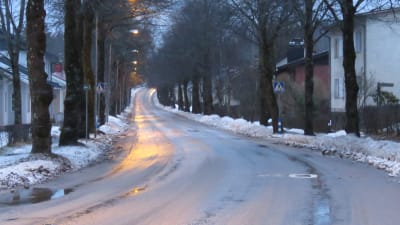 Karisvägen i Landsbro i Karis en tidig morgon i januari. Just ingen snö, däremot grått och vått.