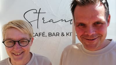 Krögarna Petra och Mats Rehnström står på trappan till sin nya restaurang Stranden i Hangö.