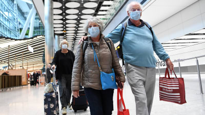 Brittiska turister på Heathrow Airport.