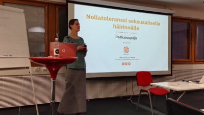 Malin Gustavsson framför presentationsskärm.