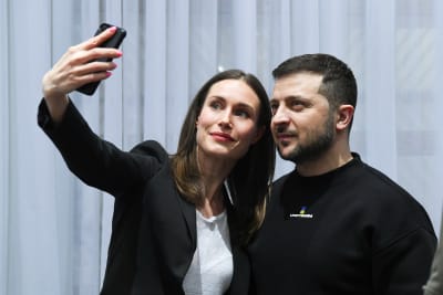 Finlands statsminister och Ukrainas president poserar för en selfie