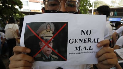 Demonstranter i Myanmars grannland Thailand visar upp en bild av juntans ledare, general Min Aung Hlain.