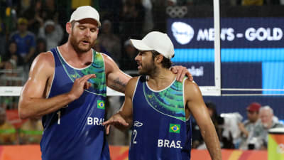 Brasilianska beachvolleyduon Alison och Bruno pratar taktik under OS-finalen.