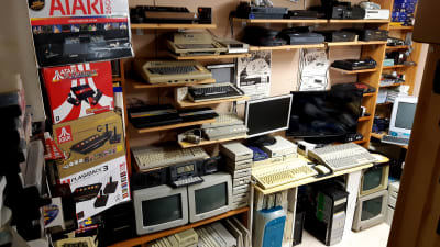 Marko Latvasen pelihuoneen hyllyillä laitetta monelta eri aikakaudelta. Myös Atarin koneita.