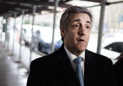 Michael Cohen i kostym talar.
