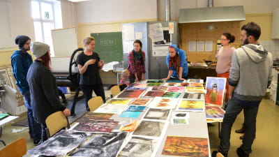 Grafiksalen i Nordiska konstskolan är fylld av studerande och konstverk.