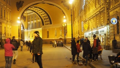 S.T Petersburg kvällstid. I gatlampornas gula sken rör sig grupper av människor, många av dem ungdomar.