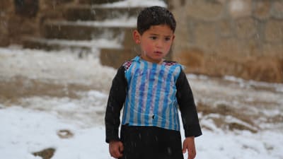 Murtaza Ahmadi i Afghanistan med sin hemgjorda Messi-tröja.