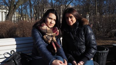 Turkmenskorna Jennet Altymuhamedova och Vuslya Kazimova sitter på en bänk i Katarina den storas park i S:t Petersburg.