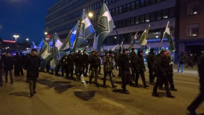 Demonstranter från Nordiska motståndsrörelsen marscherar på Helsingfors gator.