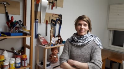 Merja Pöyhönen i Aura of Puppets utrymmen.