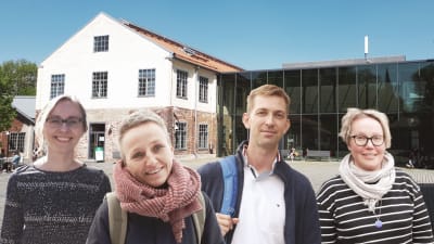 Åbo Akademis campuskomplex Arken, och fyra av de intervjuade personerna: Hanna Lindberg, Elina Oinas, Anders Ahlbäck och Salla Tuori.