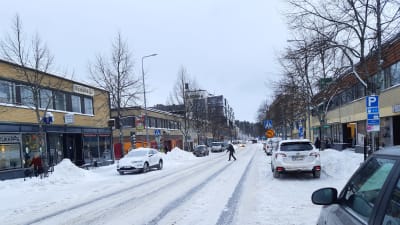 Larsgatan i Lojo en snöig dag.