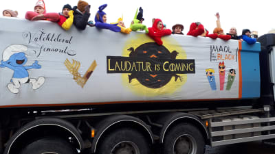 Lastbil med texten "Laudatur is coming" på en lastbil på penkis i Åbo 2019.