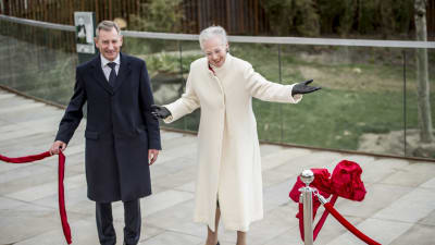 Drottning Margrethe och ordföranden för Köpenhamns zoo, Jorgen Horwitz, öppnar pandaanläggningen.