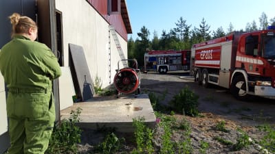 Brandbilar utanför ett svinhus.