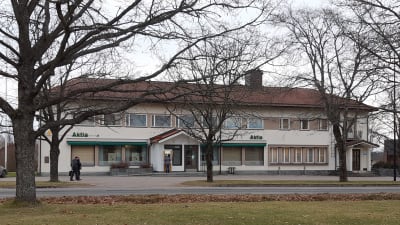 En ljus stenbyggnad där det finns en bank i Ingå.
