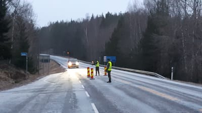 Två beväringar från försvarsmakten stannar en bil från Egentliga Finland som vill till Nyland.