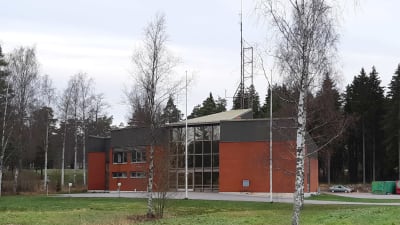 En röd byggnad som är en brandstation i Ingå.