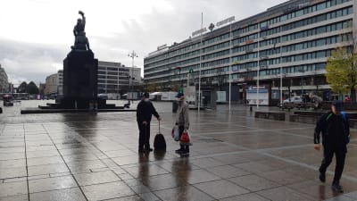 Vaasan tori 9.10.20, ihmisillä maskit, koronarajoitukset tiukensivat kokoontumisrajoitukset alle 10 henkeen