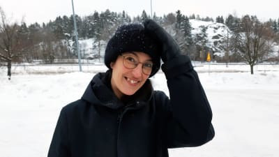 Charlotte Wieliczko, krisarbetare på Helsingforsmission står i ett snöigt landskap.