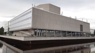 Oulun teatterin julkisivu koki kovia myrskyn seurauksena.