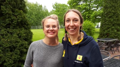 BUU-klubbens proramledare Malin Olkkola står bredvid föreningen Project Livs medarbetare Heidi Lindeman