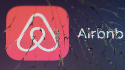 Airbnb logo genom en söndrig skärm